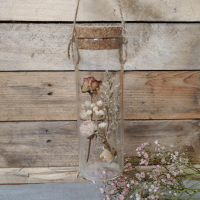 een met droogbloemen gevuld glazen buisje